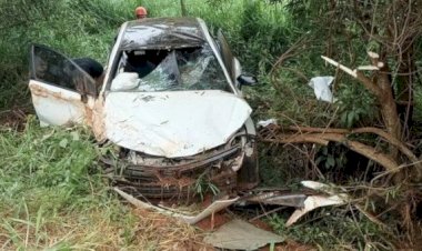 Carro fica totalmente destruído em acidente entre 3 veículos.