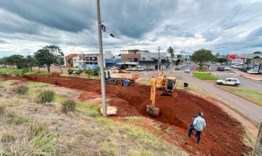 Secretaria de Obras realiza intervenção paliativa para melhorar escoamento de água e evitar novos alagamentos em viadutos