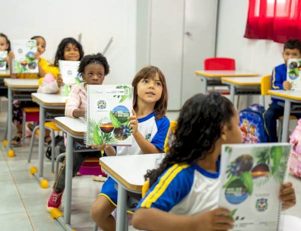 Prefeitura de Chapadão do Sul entrega material do Sistema de Ensino Aprende Brasil na Escola Manoel de Barros