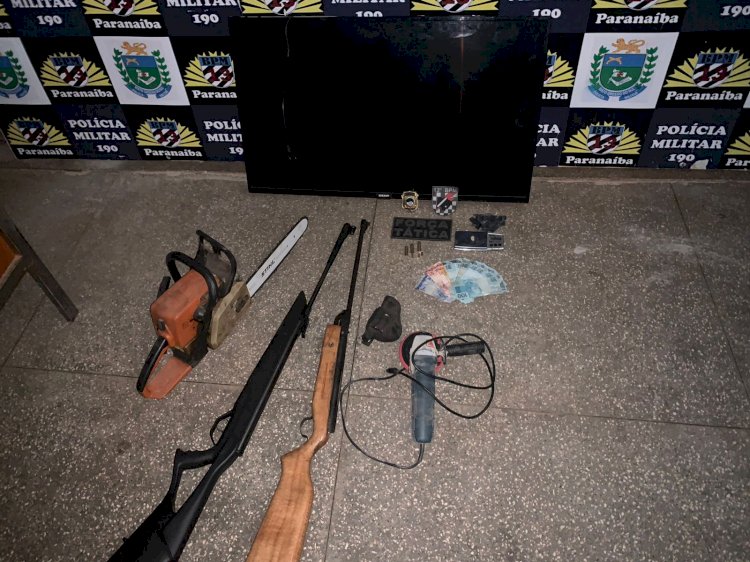 Polícia Militar, em ação conjunta com a Polícia Civil, apreende drogas e armas de fogo durante cumprimento de mandado de busca em residência de Paranaíba.