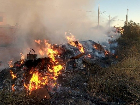 13º BPM informa: Atear fogo em terrenos baldios ou lixo no quintal da própria casa é crime