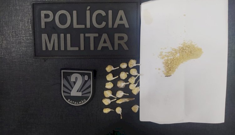 Polícia Militar realizaram o cumprimento de dois mandados de prisão e uma prisão por tráfico de drogas.