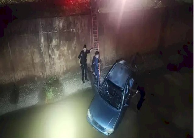 Policiais socorrem bebê e mais três pessoas após carro cair em córrego de Paranaíba