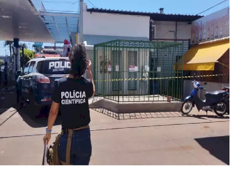 Homem é encontrado morto com lesões no rosto e nos braços em banheiro de posto