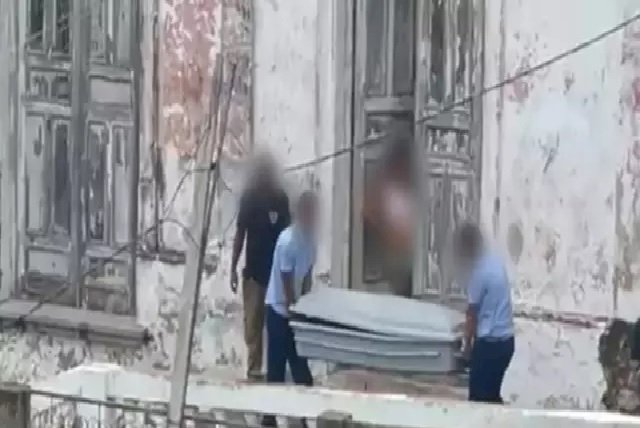 Jovem é morto em escadaria e polícia encontra arma abandonada pelo suspeito.