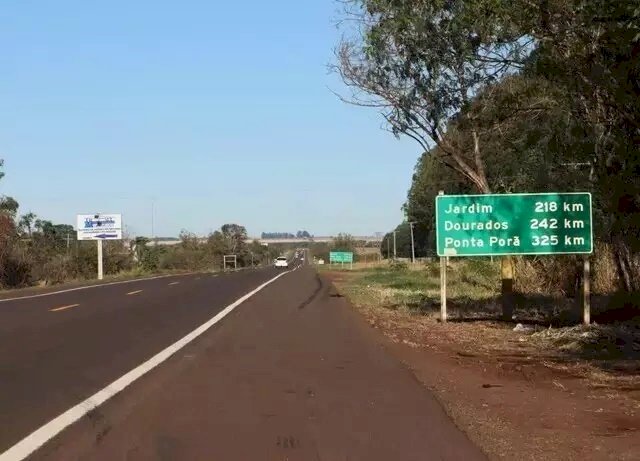 Homem armado se passa por policial, atira e rouba carro em rodovia