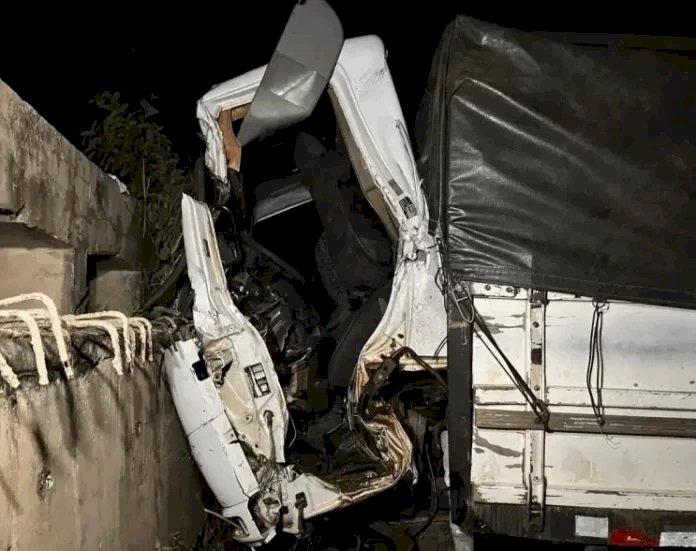 Caminhoneiro perde controle, bate em ponte e morre na BR-163 em São Gabriel D’oeste