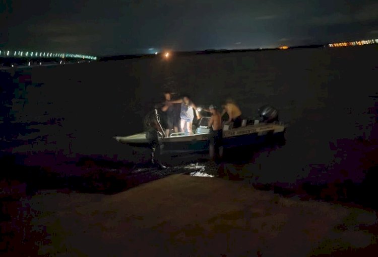 Policiais Ambientais resgatam família à deriva no Rio Paraná durante a madrugada
