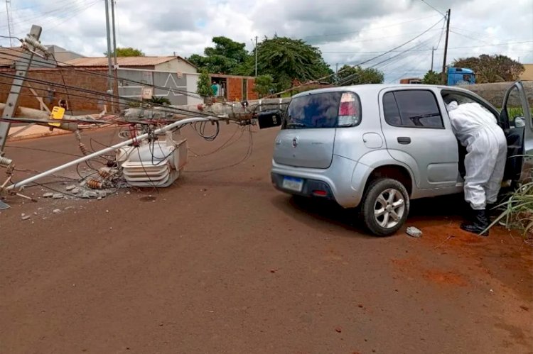 Veículo bate em poste e motorista fica presa em Chapadão do Céu