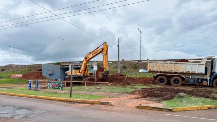 Secretaria de Obras realiza intervenção paliativa para melhorar escoamento de água e evitar novos alagamentos em viadutos