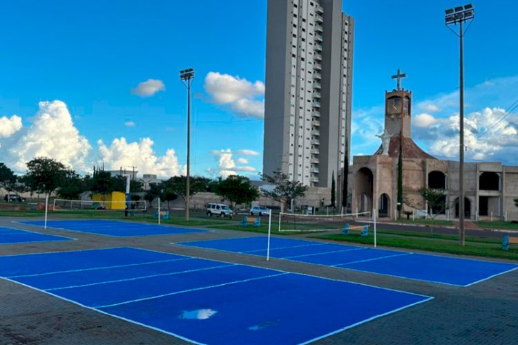 Secretaria de Esporte de Chapadão do Sul revitaliza quadras de vôlei na Praça de Eventos e inicia pintura de outras modalidades