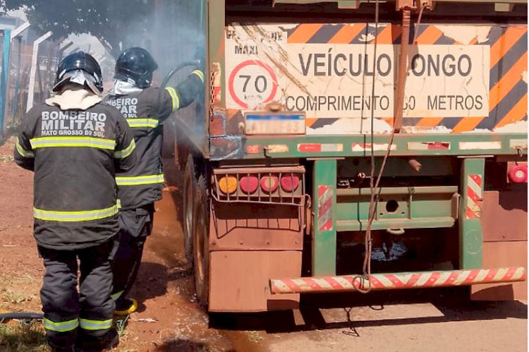 Bombeiros de Chapadão do Sul controlam princípio de incêndio em carreta canavieira