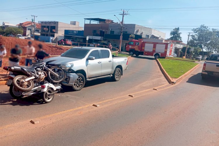 Motocicleta com reboque invade a contramão em viaduto e colide de frente com caminhonete
