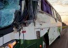 Carreta colide em ônibus com pacientes de Ribas; motorista está na Santa Casa