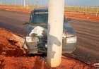 PM prende condutor embriagado após colisão contra poste em Chapadão do Sul