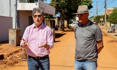 Prefeito Walter Schlatter e secretário Altair vistoriam obras nas ruas Maringá e Turmalina, cobram cumprimento do cronograma e reforçam a fiscalização