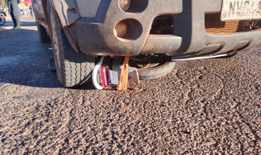Jovem fica ferida após acidente entre bicicleta elétrica e Fiat Strada em frente à rodoviária de Chapadão do Sul