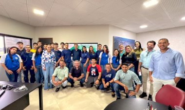 Alunos do projeto “Câmara Vai à Escola” conhecem Paço Municipal e visitam gabinete do prefeito Walter Schlatter