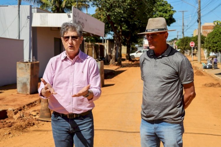 Prefeito Walter Schlatter e secretário Altair vistoriam obras nas ruas Maringá e Turmalina, cobram cumprimento do cronograma e reforçam a fiscalização