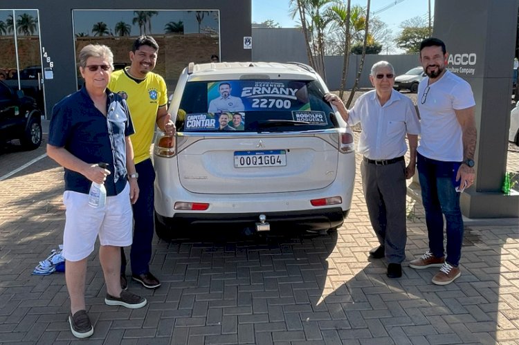 Adesivaço de Defensor Ernany reúne apoiadores e marca início da campanha em Chapadão do Sul