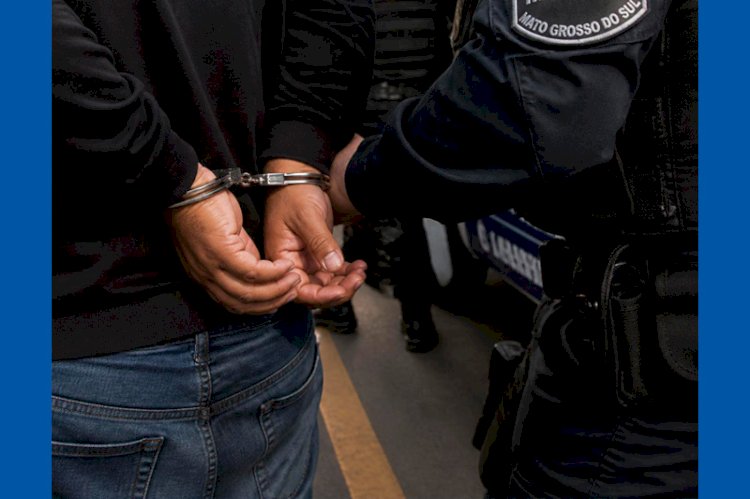 Homem tentava matar mulher a facada e é contido por populares até a chegada da PM que o prendeu